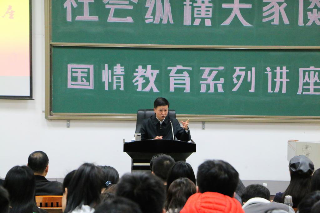 广西壮族自治区党委宣传部常务副部长、williamhill威廉希尔官网williamhill威廉希尔经理唐华为西大学子“解疑释惑”